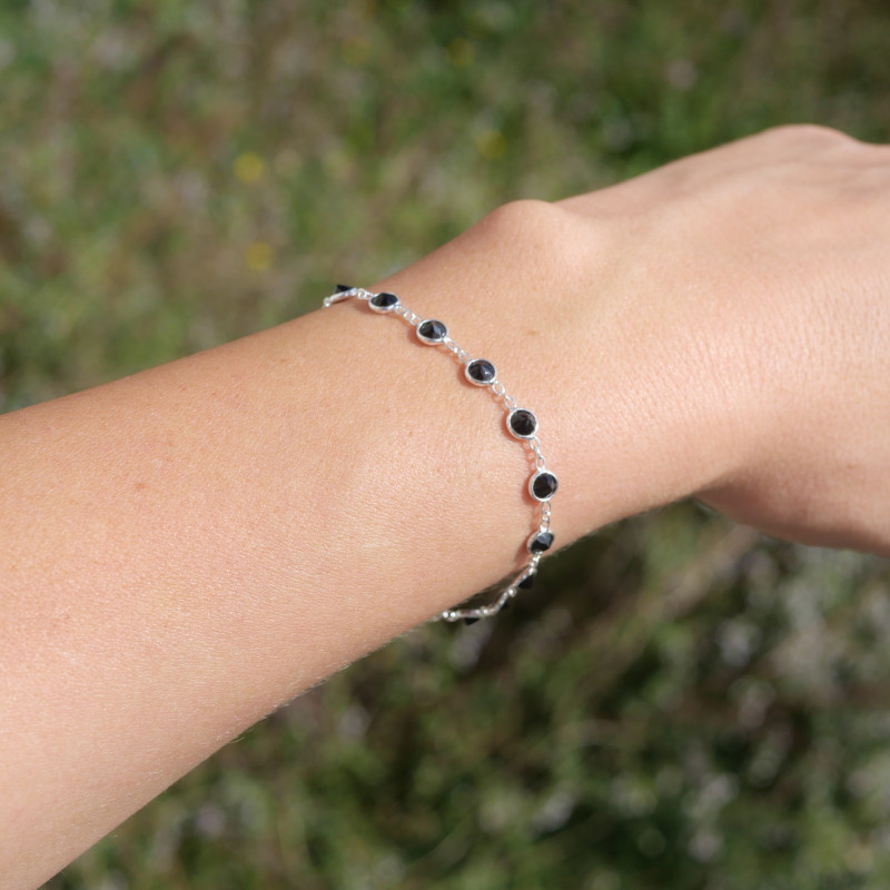 Bracelet fin argent et 14 petites pierres rondes Onyx noir facettées