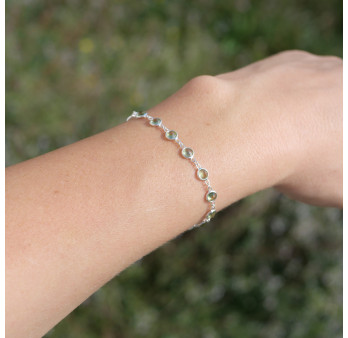 Bracelet fin argent et 14 petites pierres rondes Péridot facettées