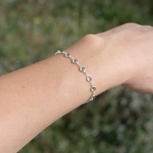 Bracelet fin argent et 14 petites pierres rondes Péridot facettées