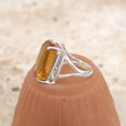 Grosse bague haute argent et pierre rectangulaire Citrine griffée T56 Grosse bague haute argent et pierre rectangulaire Citrine griffée T56