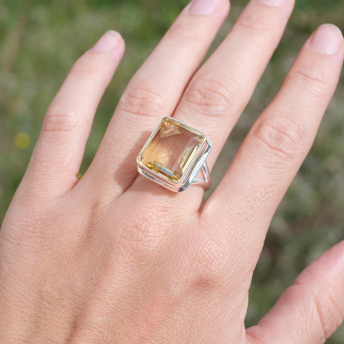 Bague rectangulaire en argent et Citrine facettée T59