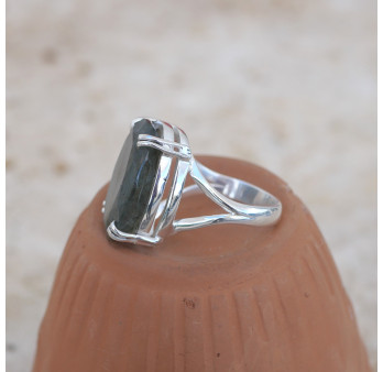 Bague haute argent et pierre ovale Labradorite griffée T59
