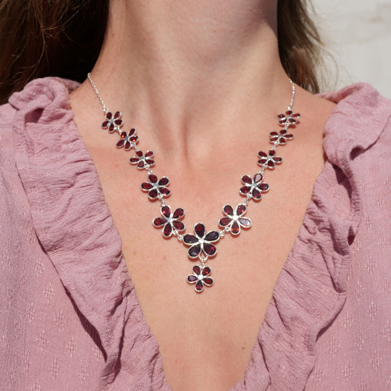 Collier fleurs en argent et pierres facettées en Grenat