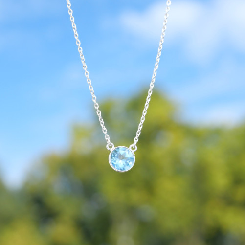 Collier fin chaine argent et pierre ronde en Topaze bleue