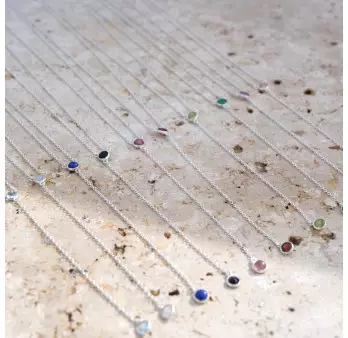 Collier cravate argent et 2 petites pierres en Péridot