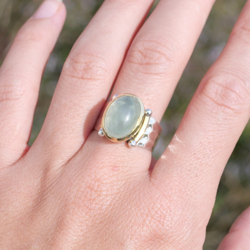 Bague argent martelé laiton doré pierre ovale en Prehnite T59