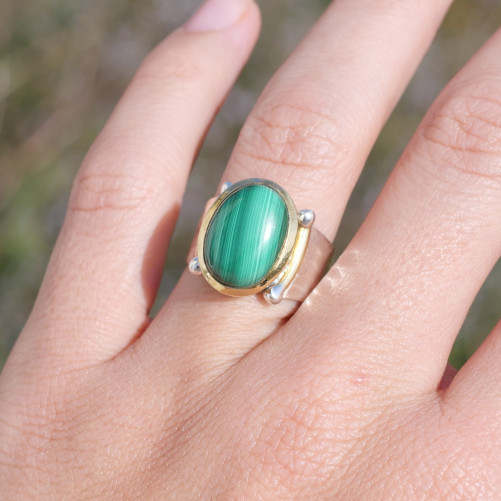 Bague argent martelé laiton doré pierre ovale en Malachite T53