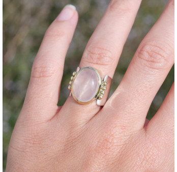 Bague large en pierre Quartz rose sur monture dorée en argent T54/57