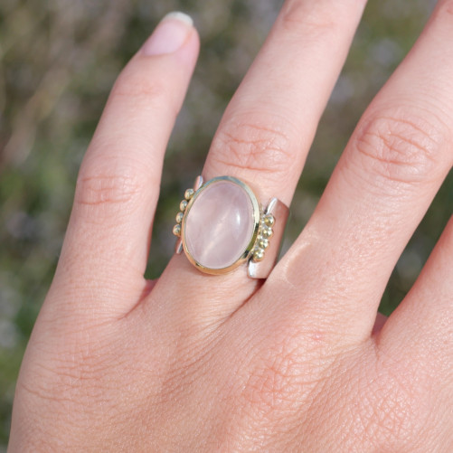 Bague large en pierre Quartz rose sur monture dorée en argent T54/57