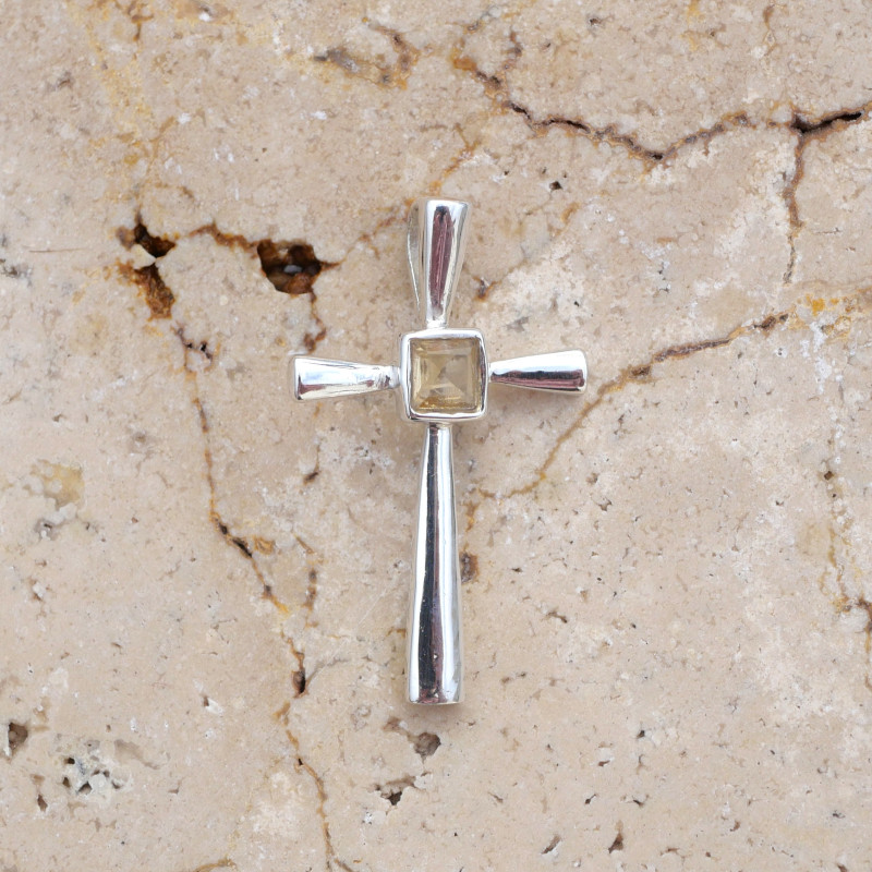 Petit pendentif croix fine en argent et pierre Citrine Petit pendentif croix fine en argent et pierre Citrine