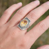 Bague chevalière pierre facettée Citrine et argent ciselé T55