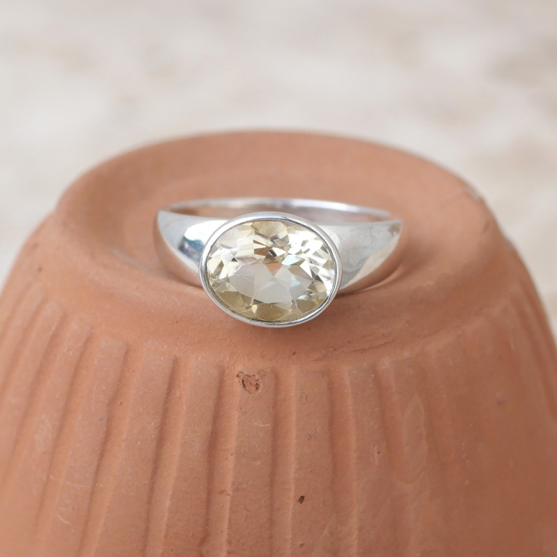 Bague en argent lisse et pierre ovale en Citrine T52