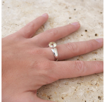 Bague en argent lisse et pierre ovale en Citrine T57