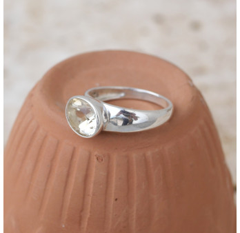 Bague en argent lisse et pierre ovale en Citrine T57