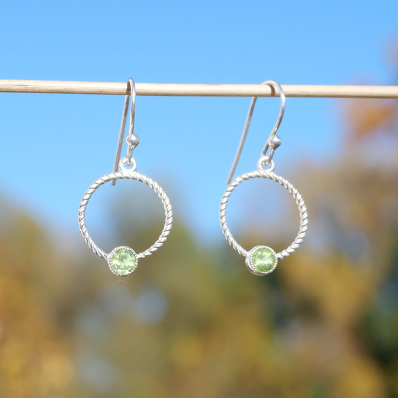 Boucles rond strié en argent et Péridot facettée
