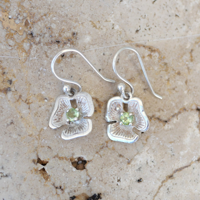 Petites boucles fleurs en argent et pierre Péridot