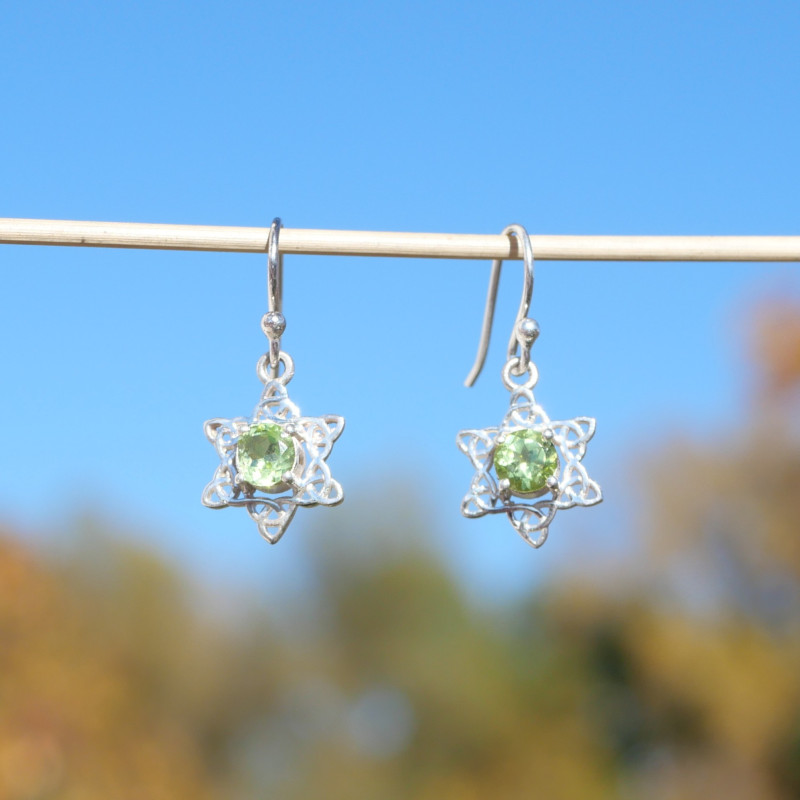 Petites boucles étoiles argent ajouré et pierre Péridot