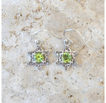 Petites boucles étoiles argent ajouré et pierre Péridot