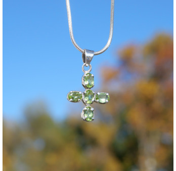 Petit pendentif croix pierre Péridot et argent