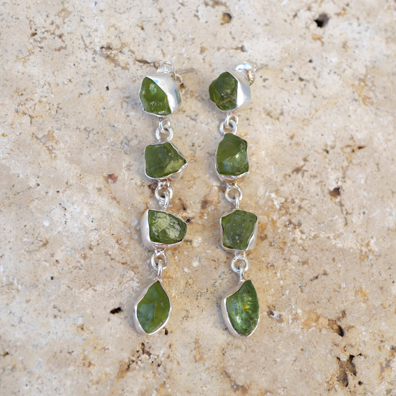 Longues boucles clous argent 4 pierres brutes Péridot