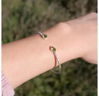 Bracelet jonc en argent et 2 pierres naturelles en Péridot