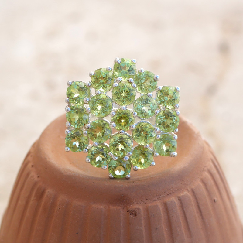 Bague hexagonale argent et 19 petites pierres Péridot T57