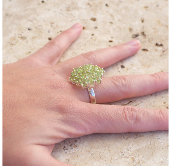 Bague hexagonale argent et 19 petites pierres Péridot T57
