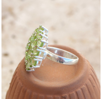 Bague hexagonale argent et 19 petites pierres Péridot T57