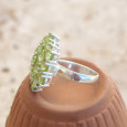 Bague hexagonale argent et 19 petites pierres Péridot T57