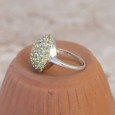 Bague ronde bombée argent et petites pierres Péridot T53