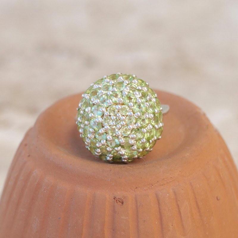 Bague ronde bombée argent et petites pierres Péridot T53