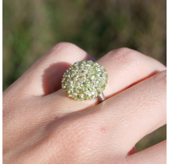 Bague ronde bombée argent et petites pierres Péridot T53