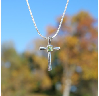 Petit pendentif croix fine en argent et pierre Péridot