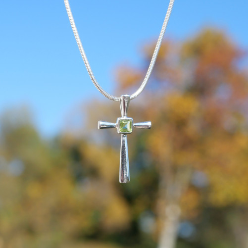 Petit pendentif croix fine en argent et pierre Péridot