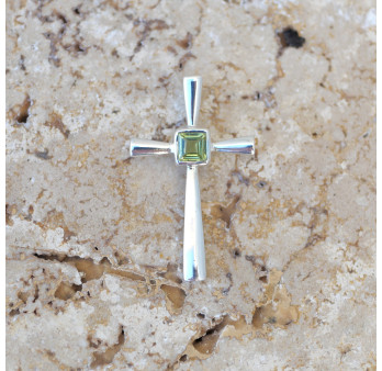 Petit pendentif croix fine en argent et pierre Péridot