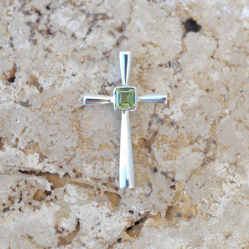Petit pendentif croix fine en argent et pierre Péridot