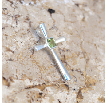 Petit pendentif croix fine en argent et pierre Péridot