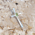 Petit pendentif croix fine en argent et pierre Péridot