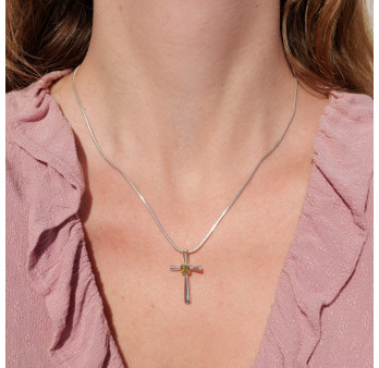 Petit pendentif croix fine en argent et pierre Péridot