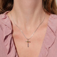 Petit pendentif croix fine en argent et pierre Péridot