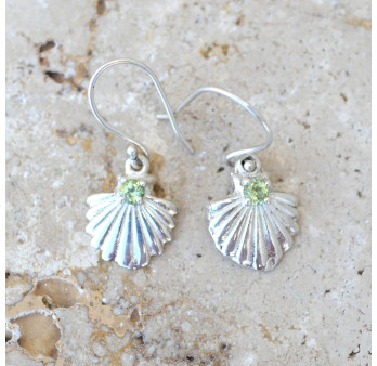 Petites boucles argent coquillage avec une pierre en Péridot facettée