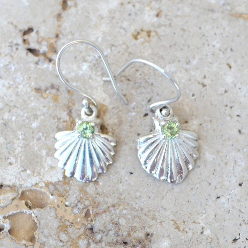 Petites boucles argent coquillage avec une pierre en Péridot facettée