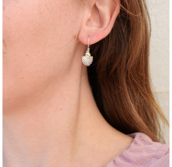 Petites boucles argent coquillage avec une pierre en Péridot facettée