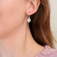 Petites boucles argent coquillage avec une pierre en Péridot facettée
