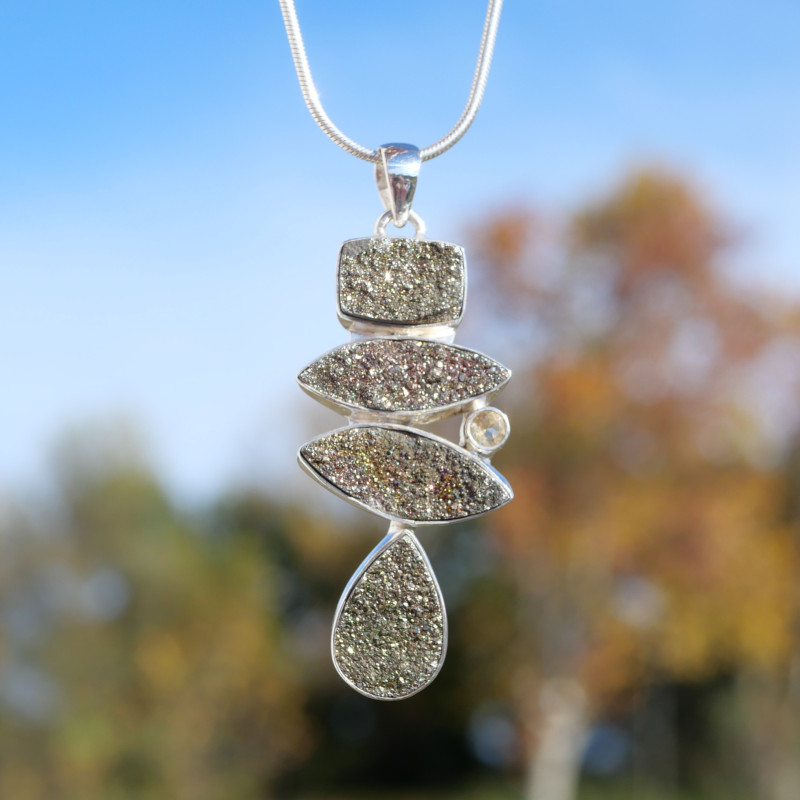 Long pendentif en argent et 5 pierres en Spectropyrite et Citrine