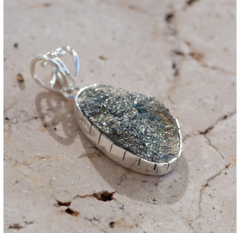 Pendentif en argent et pierre irrégulière en Spectropyrite
