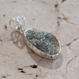 Pendentif en argent et pierre irrégulière en Spectropyrite