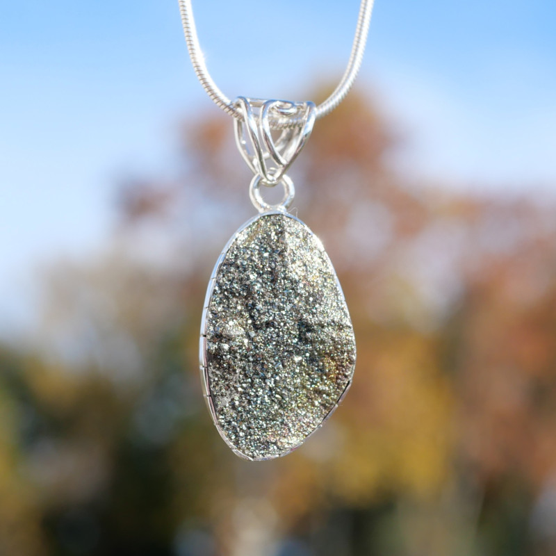 Pendentif en argent et pierre irrégulière en Spectropyrite