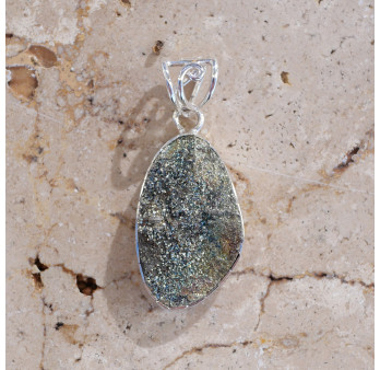 Pendentif en argent et pierre irrégulière en Spectropyrite