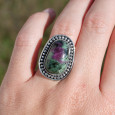 Bague argent ciselé et pierre Rubis sur Zoisite T53 réglable